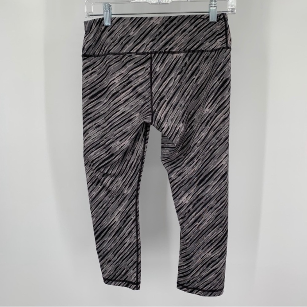 Reebok Black & Gray Crop Capri Leggings - Picture 4 of 5